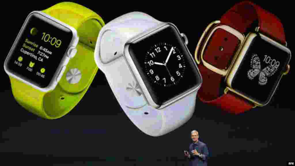 El primer reloj inteligente de la empresa, el Apple Watch, se describió como el "dispositivo más personal" que la compañía ha fabricado "nunca".